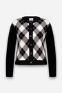Eine Strickjacke mit Knopfleiste und langen Ärmeln, die sich durch ein schwarz-weiß-graues Argyle-Muster mit kleinen hellbraunen Akzenten auf der Vorderseite auszeichnet. Die Ärmel und Seiten sind einfarbig schwarz, und die Strickjacke hat einen gerippten Saum und gerippte Bündchen. Diese Strickjacke aus einer luxuriösen Wolle-Kaschmir-Mischung bietet sowohl Wärme als auch Stil.