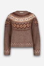 Ein flauschiger brauner Strickpullover mit Rundhalsausschnitt, der sich durch ein klassisches Fair-Isle-Jacquard-Muster in Beige und Creme auf Brust, Schultern, Ärmeln und am Saum auszeichnet. Er ist aus einer luxuriösen Wolle-Kaschmir-Mischung gefertigt und dank der langen Ärmel und der lockeren Passform besonders kuschelig für kühlere Tage.