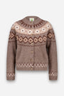 Eine braune Strickjacke aus einer Wolle-Kaschmir-Mischung mit geometrischen Fair-Isle-Jacquard-Mustern in Beige und Creme, mit Rundhalsausschnitt, langen Ärmeln, gerippten Bündchen und Saum sowie fünf braunen Knöpfen an der Vorderseite. Das Etikett im Kragen ist teilweise sichtbar. Der Hintergrund ist hellgrau.