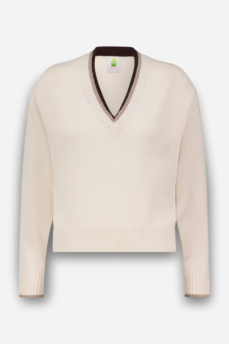 Cremefarbener Pullover mit V-Ausschnitt und braunen sowie hellbraunen Besätzen am Ausschnitt und an den Ärmelbündchen. Dieser gerippte Strickpullover hat einen strukturierten Saum und Kragen.