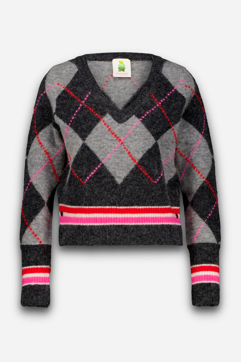Ein kurz geschnittener, langärmeliger Strickpullover mit V-Ausschnitt, einem grau-schwarz-rosa Argyle-Muster sowie rosa Streifenakzenten an den Ärmelbündchen und am Saum. Der Pullover besteht aus einem feinen Merino-Anteil für zusätzliche Weichheit und wird vor einem weißen Hintergrund präsentiert.