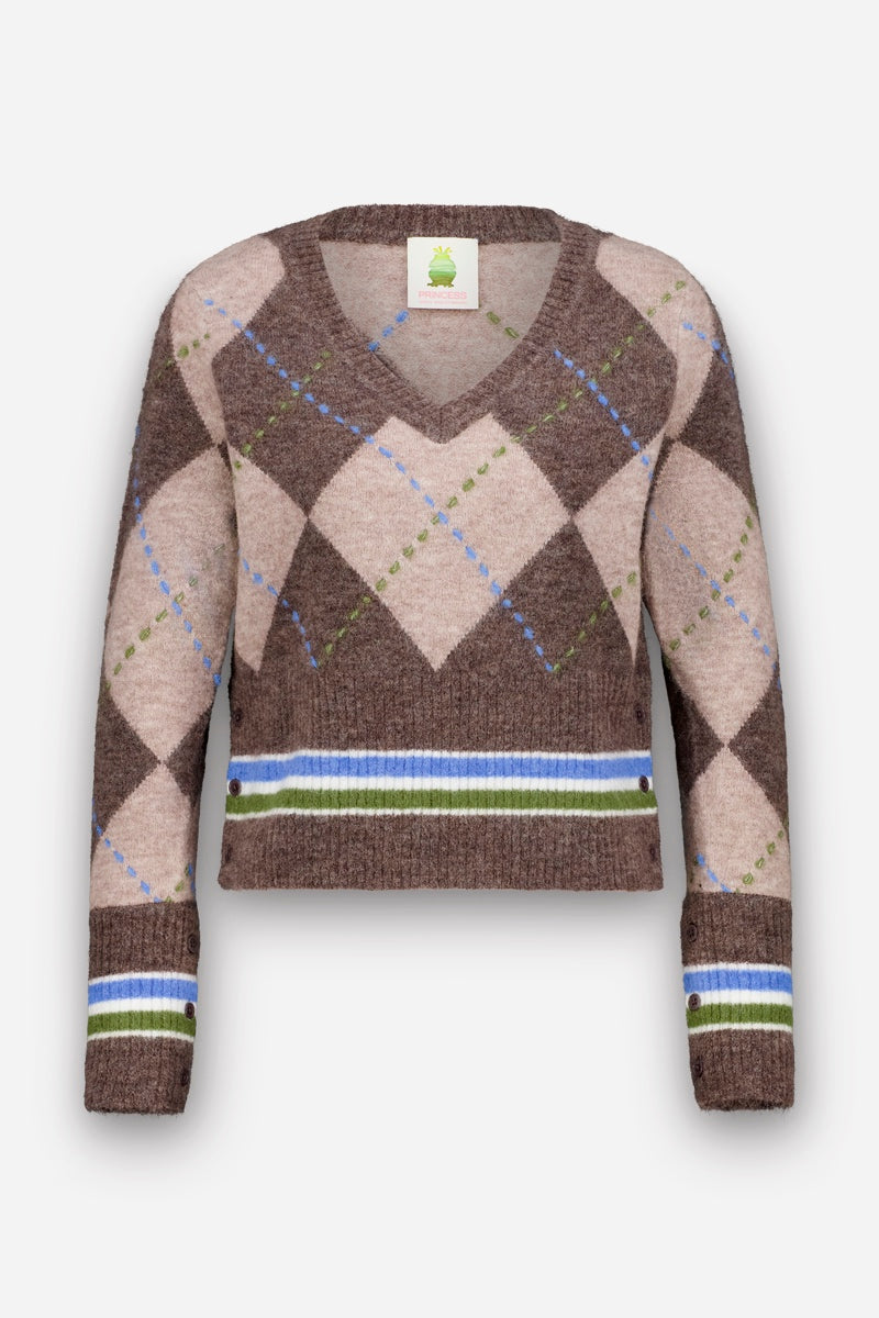 Ein kurz geschnittener, langärmeliger Strickpullover mit einem braunen, beigen, grünen und blauen Argyle-Muster sowie gerippten Bündchen und Saum. Blaue, grüne und weiße Streifen setzen Akzente am Saum und an den Handgelenken. Im Kragen ist ein weißes Etikett mit einem grünen Baumlogo eingenäht. Hergestellt aus einem feinen Merinoanteil für zusätzliche Weichheit und Tragekomfort.