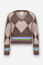 Ein kurz geschnittener, langärmeliger Strickpullover mit einem braunen, beigen, grünen und blauen Argyle-Muster sowie gerippten Bündchen und Saum. Blaue, grüne und weiße Streifen setzen Akzente am Saum und an den Handgelenken. Im Kragen ist ein weißes Etikett mit einem grünen Baumlogo eingenäht. Hergestellt aus einem feinen Merinoanteil für zusätzliche Weichheit und Tragekomfort.