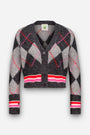 Eine kurz geschnittene Strickjacke mit Knopfleiste und grau-schwarzem Argyle-Muster, verziert mit roten und rosa Akzenten. Der Saum und die Ärmelbündchen sind mit rosa, weißen und roten Streifen versehen. Diese Strickjacke hat lange Ärmel, einen V-Ausschnitt und einen dezenten Merino-Anteil für zusätzlichen Tragekomfort.