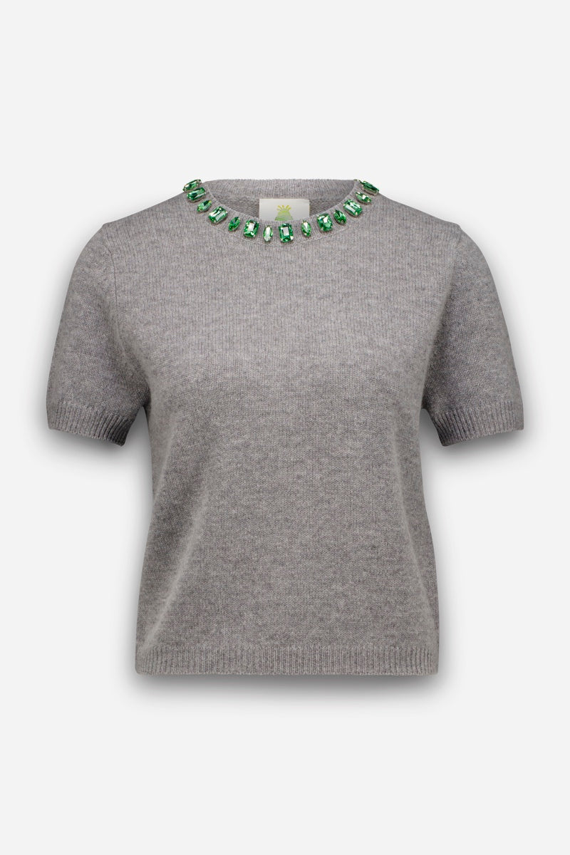 Ein grauer, kurzärmeliger Pullover aus einer Woll-Kaschmir-Mischung mit Rundhalsausschnitt, verziert mit grünen Kristallen.