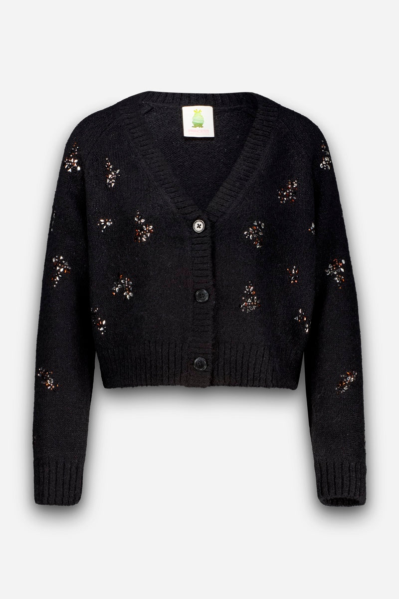 Eine schwarze, kurz geschnittene Strickjacke mit V-Ausschnitt aus einer Woll-Alpaka-Mischung, mit Knopfleiste vorne und vereinzelten Blumenstickereien mit Strassverzierung. Das Strickteil ist mit gerippten Bündchen und einem gerippten Saum versehen.