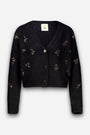 Eine schwarze, kurz geschnittene Strickjacke mit V-Ausschnitt aus einer Woll-Alpaka-Mischung, mit Knopfleiste vorne und vereinzelten Blumenstickereien mit Strassverzierung. Das Strickteil ist mit gerippten Bündchen und einem gerippten Saum versehen.