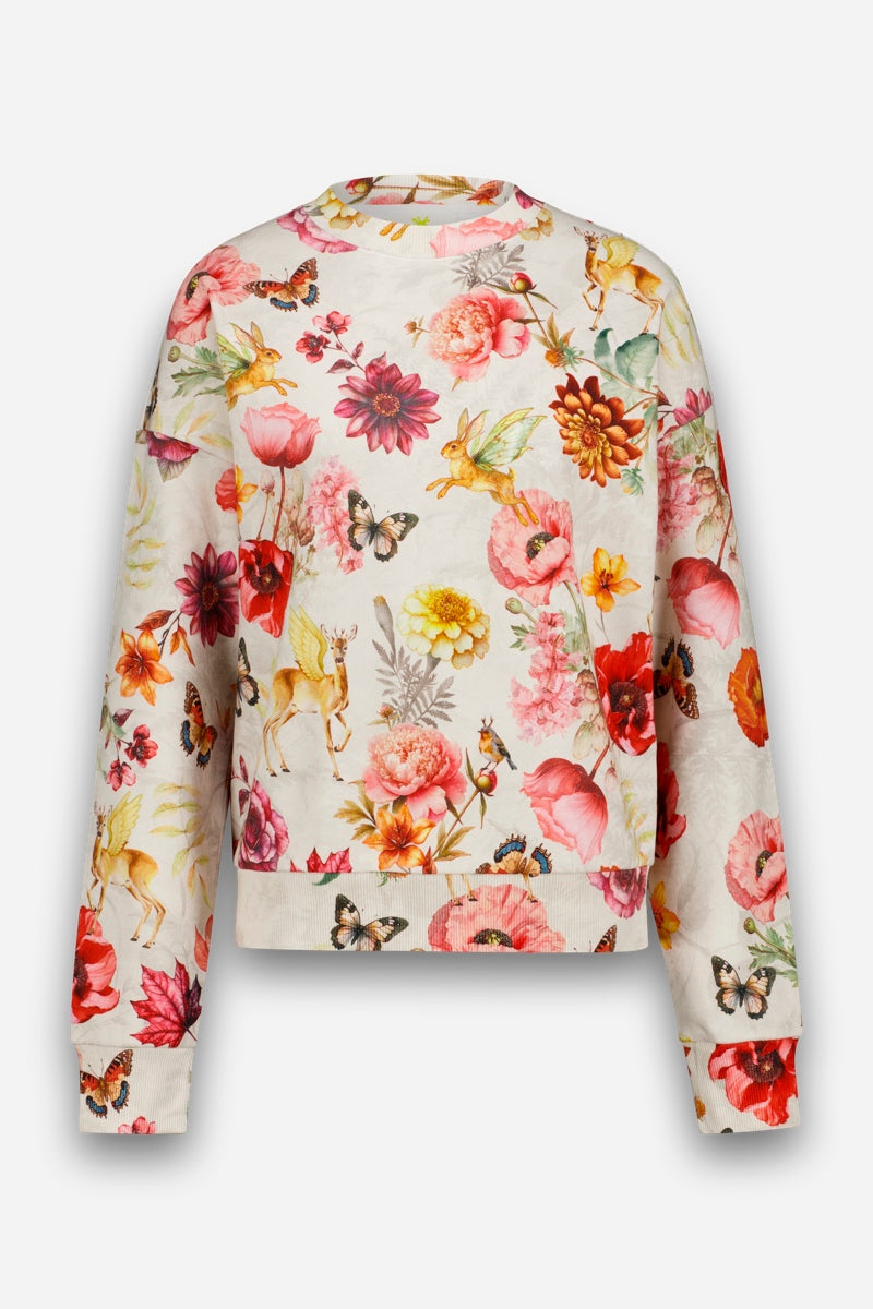 Ein cremefarbener Sweatpullover mit einem durchgehenden Print aus leuchtenden Blumen, Schmetterlingen, Vögeln und Rehen in Rosa-, Rot-, Gelb- und Grüntönen. Das aus weicher Baumwolle gefertigte Design erstreckt sich über die gesamte Vorderseite, die Ärmel und den Rundhalsausschnitt und verleiht dem Pullover ein lebhaftes, von der Natur inspiriertes Aussehen.