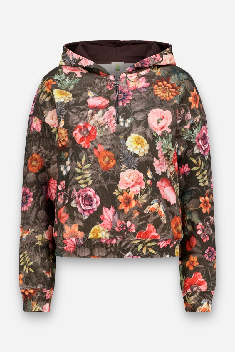 Ein langärmeliger Sweathoodie mit Kapuze und halbem Reißverschluss vorne. Der Stoff ist mit einem durchgehenden Druck aus dichten, farbenfrohen Blumenmustern verziert, die Rosen und andere Blumen in Rot, Rosa, Gelb und Orange auf dunklem Hintergrund zeigen. Dieser aus weicher Baumwolle gefertigte, kurz geschnittene Hoodie ist mit gerippten Bündchen an Ärmeln und Saum versehen und sorgt so für eine bequeme Passform.