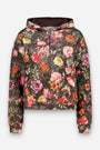 Ein langärmeliger Sweathoodie mit Kapuze und halbem Reißverschluss vorne. Der Stoff ist mit einem durchgehenden Druck aus dichten, farbenfrohen Blumenmustern verziert, die Rosen und andere Blumen in Rot, Rosa, Gelb und Orange auf dunklem Hintergrund zeigen. Dieser aus weicher Baumwolle gefertigte, kurz geschnittene Hoodie ist mit gerippten Bündchen an Ärmeln und Saum versehen und sorgt so für eine bequeme Passform.