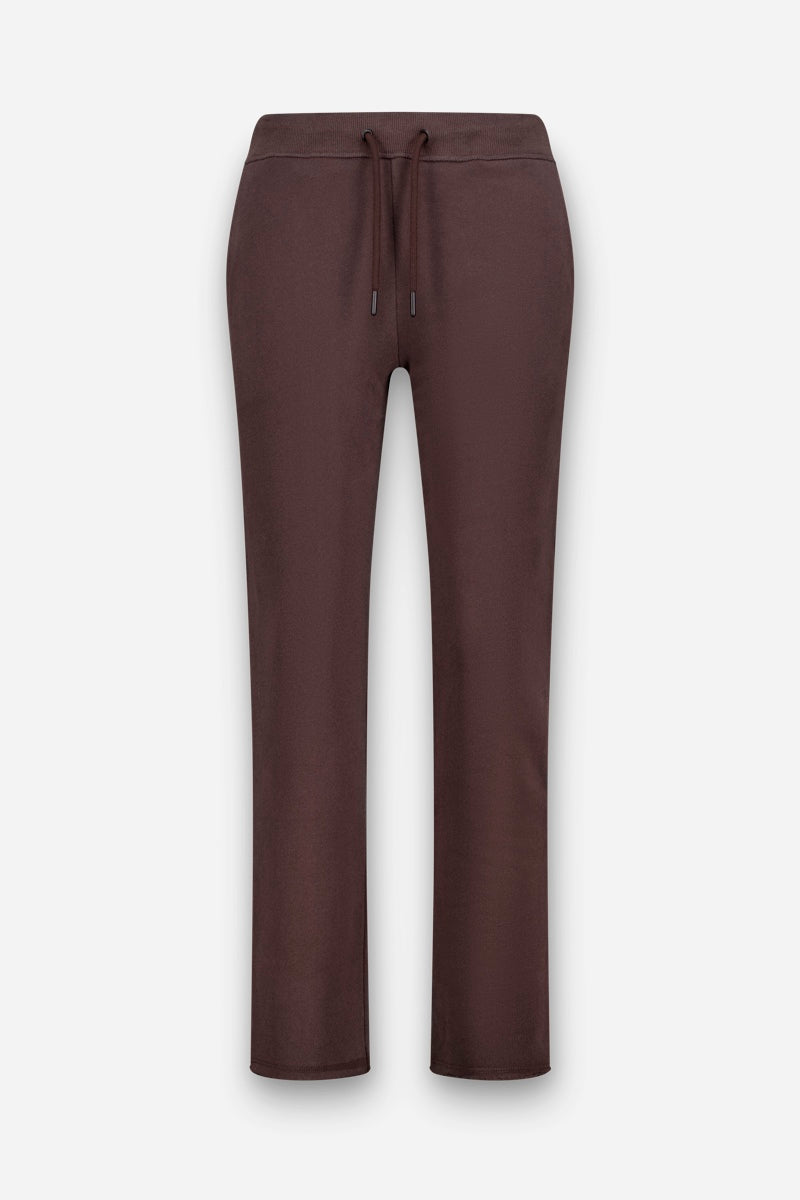 Braune Sweathose mit geradem Bein und lockerer Passform, ausgestattet mit einem elastischen Bund und einem Kordelzug. Die aus weicher Baumwolle gefertigte Hose wird vor einem schlichten weißen Hintergrund präsentiert und weist keine sichtbaren Markenzeichen oder zusätzlichen Designelemente auf.