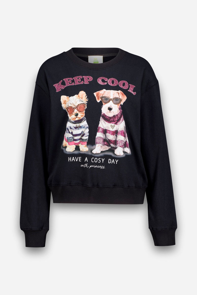 Schwarzes Sweatshirt mit Hundemotiv, auf dem zwei Hunde mit Sonnenbrillen und gestreiften Pullovern abgebildet sind. Über ihnen steht in rosa Strass-Glitzerbuchstaben „KEEP COOL“. Darunter steht in weißer Schreibschrift „HAVE A COSY DAY with princess“. Das Sweatshirt hat lange Ärmel und einen Rundhalsausschnitt und ist aus weicher Baumwolle gefertigt, die für höchsten Tragekomfort sorgt.
