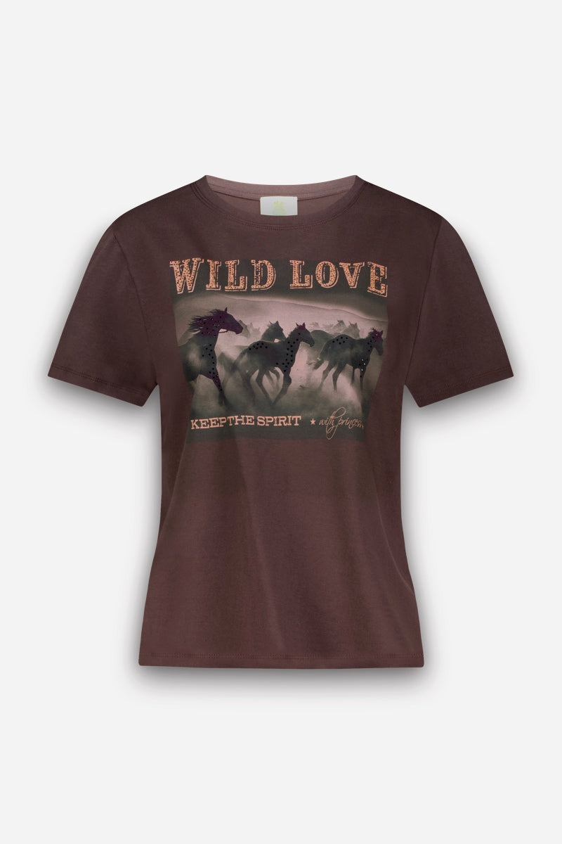 Dieses braune Kurzarm-T-Shirt aus Baumwolle ist mit dem Schriftzug „WILD LOVE“ über einem auffälligen Pferde-Print verziert, der galoppierende Pferde im Nebel zeigt. Unterhalb der Pferde steht der Schriftzug „KEEP THE SPIRIT“ sowie ein kleiner Text im Signatur-Stil. Das Shirt hat einen klassischen Rundhalsausschnitt.