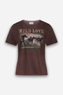 Dieses braune Kurzarm-T-Shirt aus Baumwolle ist mit dem Schriftzug „WILD LOVE“ über einem auffälligen Pferde-Print verziert, der galoppierende Pferde im Nebel zeigt. Unterhalb der Pferde steht der Schriftzug „KEEP THE SPIRIT“ sowie ein kleiner Text im Signatur-Stil. Das Shirt hat einen klassischen Rundhalsausschnitt.