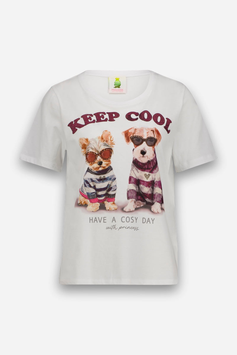 Weißes Baumwoll-T-Shirt mit der Aufschrift „KEEP COOL“ in fetten, weinroten Buchstaben. Mit zwei stilvollen Hunden in Pullovern und Sonnenbrillen – ein verspieltes Hunde-Print-Design. Darunter steht der Text „HAVE A COSY DAY with princess“. Einfarbiger weißer Hintergrund; Etikett im Krageninneren sichtbar.