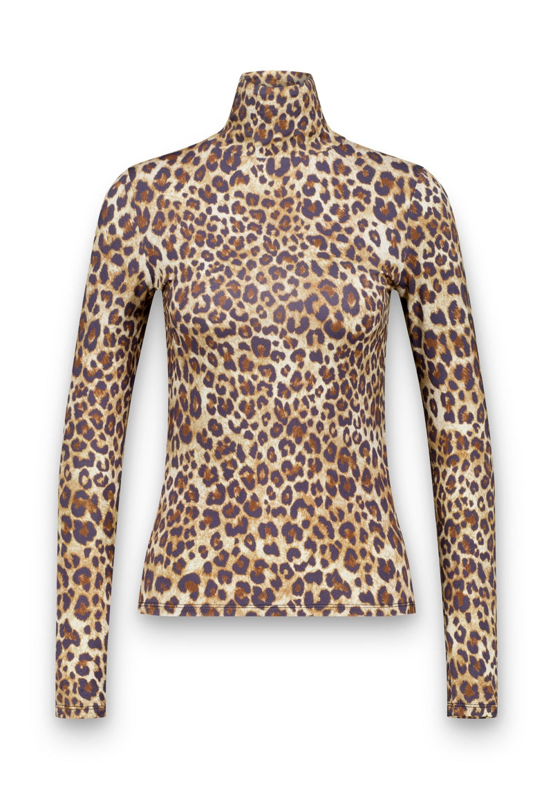 Ein eng anliegendes Langarmshirt mit Stehkragen, das sich durch ein auffälliges, realistisch wirkendes Leopardenmuster in Braun-, Beige- und Schwarztönen auf einem schlichten weißen Hintergrund auszeichnet.