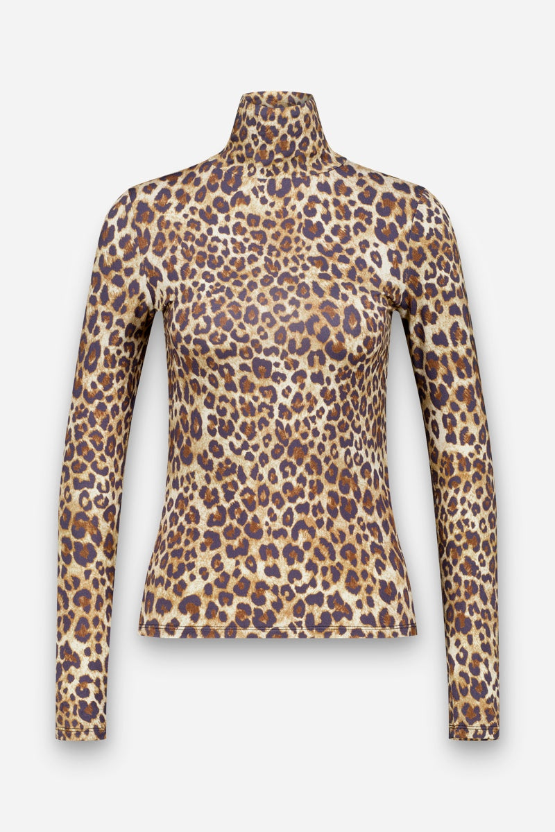 Ein langärmeliges, figurbetontes Langarmshirt mit Leopardenmuster, klassischem Stehkragen und einem durchgehenden Leopardenmuster in Braun-, Beige- und Schwarztönen, das sich von einem schlichten, hellen Hintergrund abhebt.