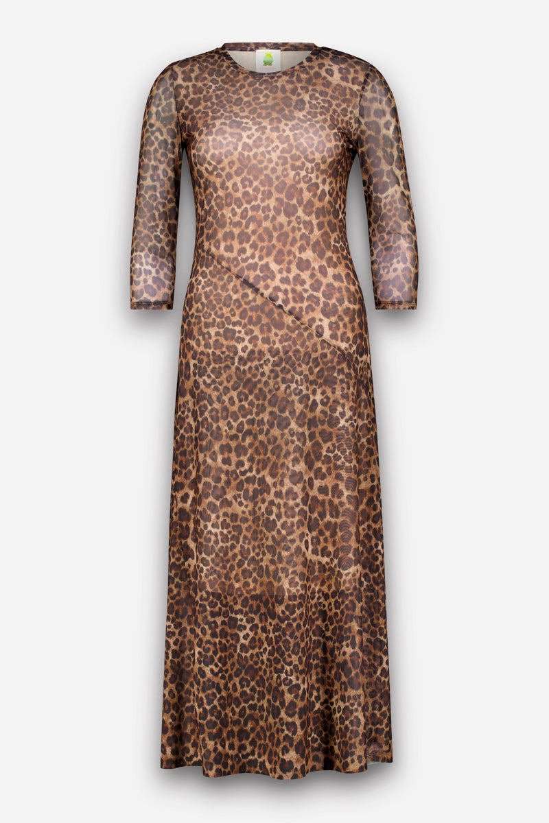 Ein langes, transparentes Midikleid aus Mesh mit Dreiviertelärmeln, das auf einem schlichten weißen Hintergrund mit einem durchgehenden braun-schwarzen Leopardenmuster verziert ist.