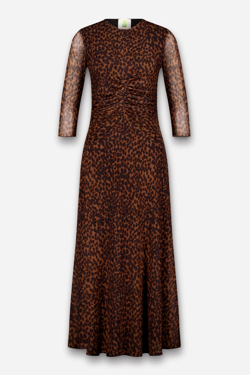 Ein langes, braunes Midikleid mit Leopardenmuster, das durch transparente Dreiviertelärmel, eine Raffung an der Taille und einen fließenden, leicht ausgestelltem Rock besticht. Das Meshkleid wird vor einem schlichten weißen Hintergrund präsentiert.