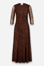Ein langes, braunes Midikleid mit Leopardenmuster, das durch transparente Dreiviertelärmel, eine Raffung an der Taille und einen fließenden, leicht ausgestelltem Rock besticht. Das Meshkleid wird vor einem schlichten weißen Hintergrund präsentiert.