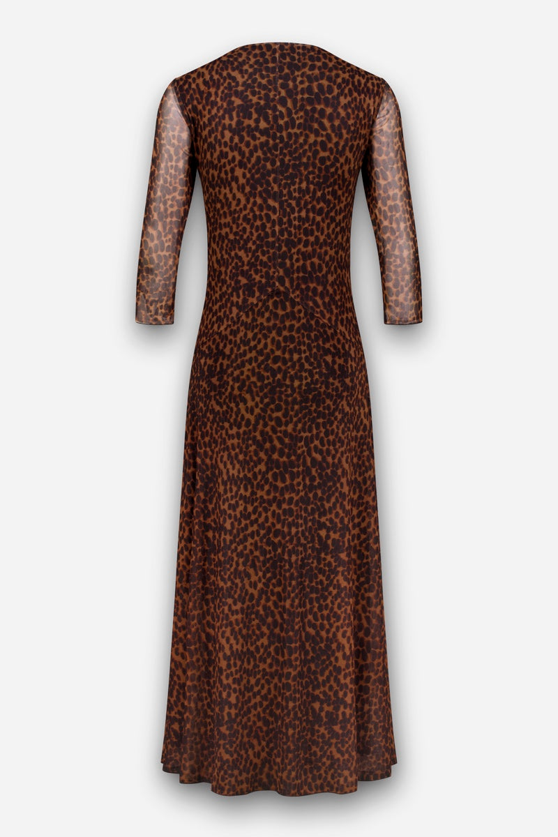 Rückansicht eines langen Meshkleids in Midilänge mit Dreiviertel-Meshärmeln. Das Kleid besticht durch ein dunkelbraunes und schwarzes Leo-Print-Muster, eine taillierte Passform und einen ausgestelltem Saum. Der Stoff wirkt leicht und ist an den Ärmeln leicht durchscheinend.