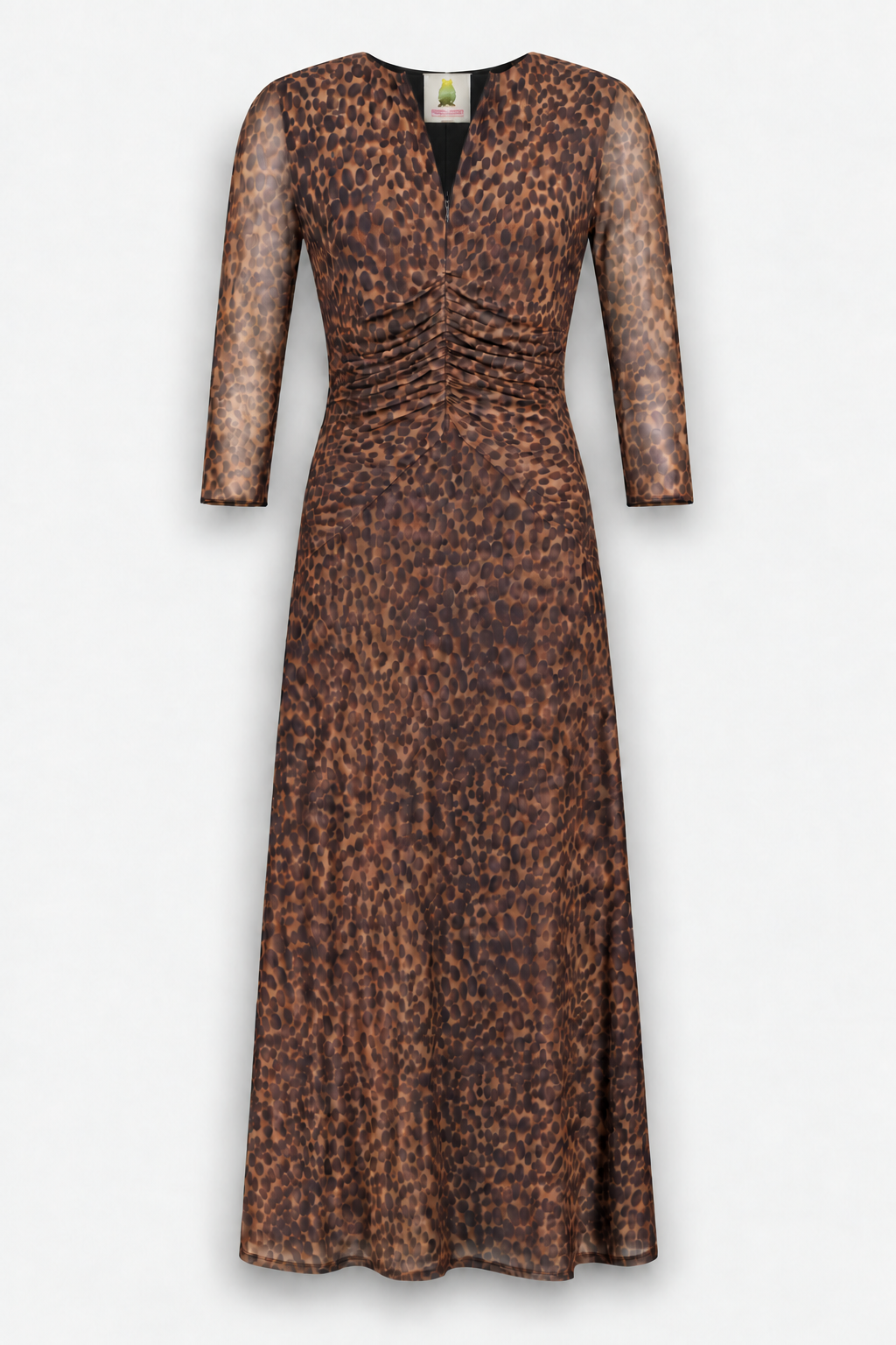 Ein braunes Meshkleid in Midi-Länge mit Leo-Print, Dreiviertel-Ärmeln in halbtransparenter Ausführung, V-Ausschnitt und gerafften Details im Brustbereich. Der Rock weitet sich sanft vom figurbetonten Oberteil aus und hebt sich deutlich vom schlichten weißen Hintergrund ab.