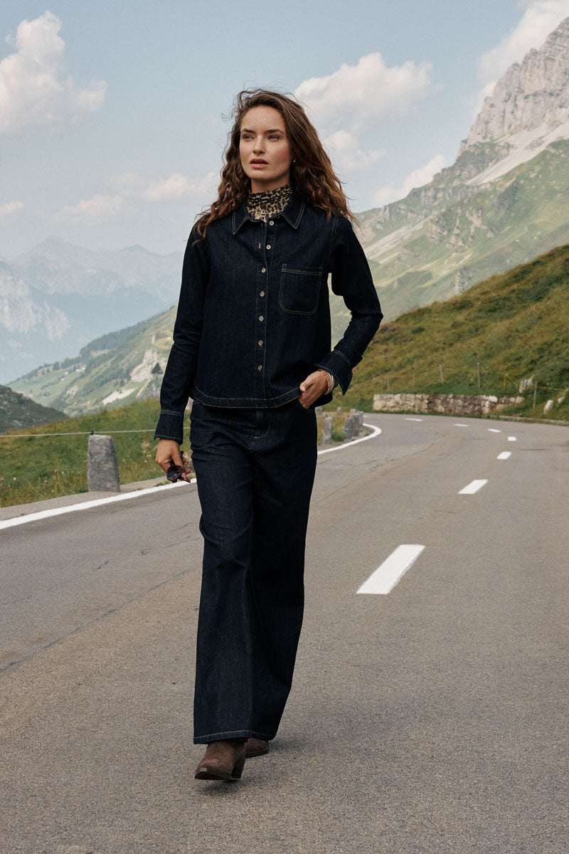 Dunkelblaue High-Waist Schlagjeans