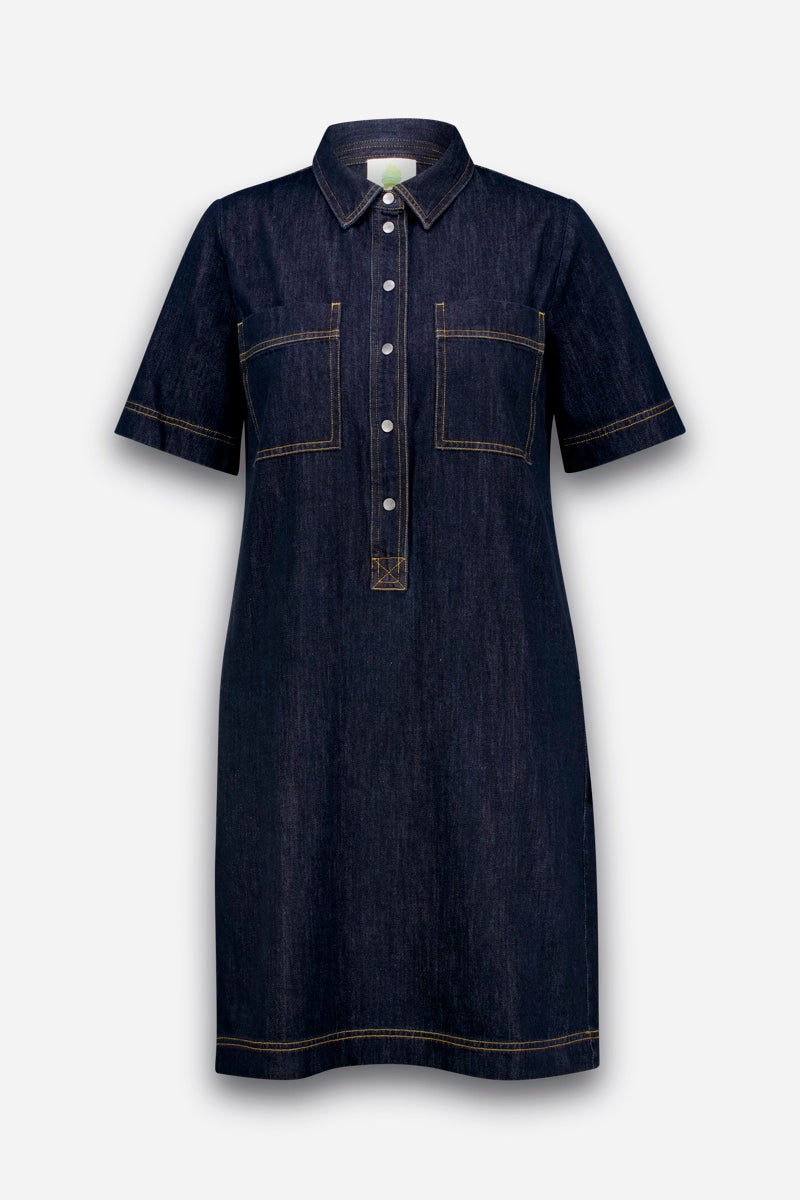 Ein Jeanskleid aus dunklem Denim, kurzärmelig und knielang, aus Baumwolle gefertigt, mit Kragen, Knöpfen vorne und zwei Brusttaschen. Das Kleid besticht durch sichtbare gelbe Nähte, eine gerade, lockere Passform und eine dunkle Waschung für einen zeitlosen Stil.