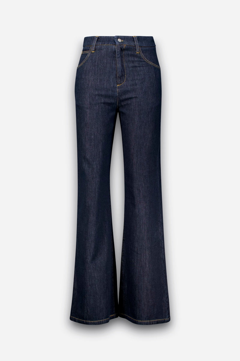Dunkelblaue, hoch taillierte, ausgestellte Jeanshose mit goldenen Ziernähten, Knopf- und Reißverschluss vorne sowie fünf Taschen. Diese Schlagjeans wird von vorne vor einem schlichten, hellgrauen Hintergrund präsentiert.
