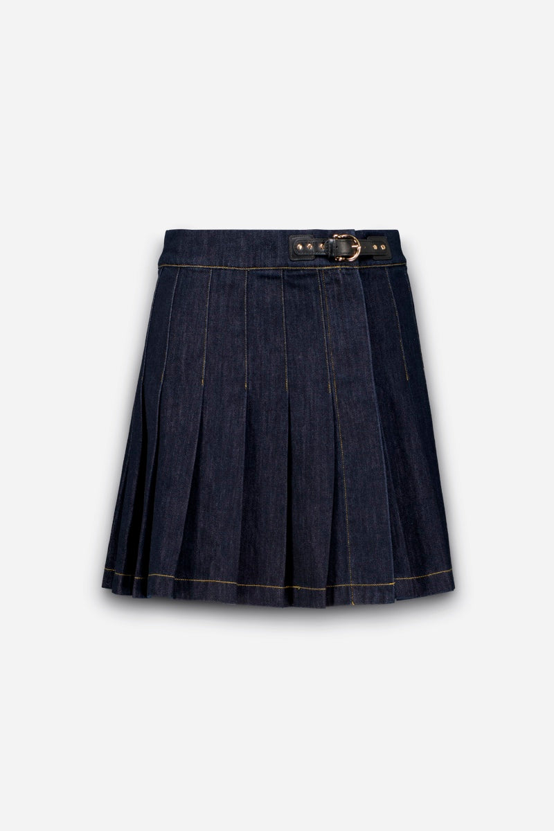 Ein plissierter Mini-Jeansrock in dunkler Waschung mit sichtbaren gelben Nähten, einem Bund und einer schwarzen Schnalle auf der rechten Seite. Der Minirock wird vor einem schlichten, hellen Hintergrund präsentiert.