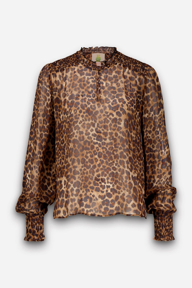 Transparente, langärmelige Bluse mit Leopardenmuster, die über die gesamte Fläche verteilt ist. Mit kleinem Stehkragen mit Rüschen, geknöpftem Ausschnitt und stilvollen Smok-Bund-Manschetten. Der Stoff wirkt leicht und leicht glänzend, die Passform ist locker und an den Schultern sind dezente Raffungen zu sehen.