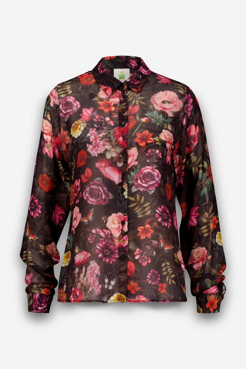 Eine langärmelige Bluse mit Knopfleiste auf dunklem Hintergrund ist mit einem lebhaften, flächendeckenden Blumenprint in Rosa-, Rot-, Violett- und Grüntönen verziert. Die transparente Bluse verfügt über einen klassischen Kragen und geknöpfte Manschetten, was ihr ein stilvolles, elegantes Aussehen verleiht.