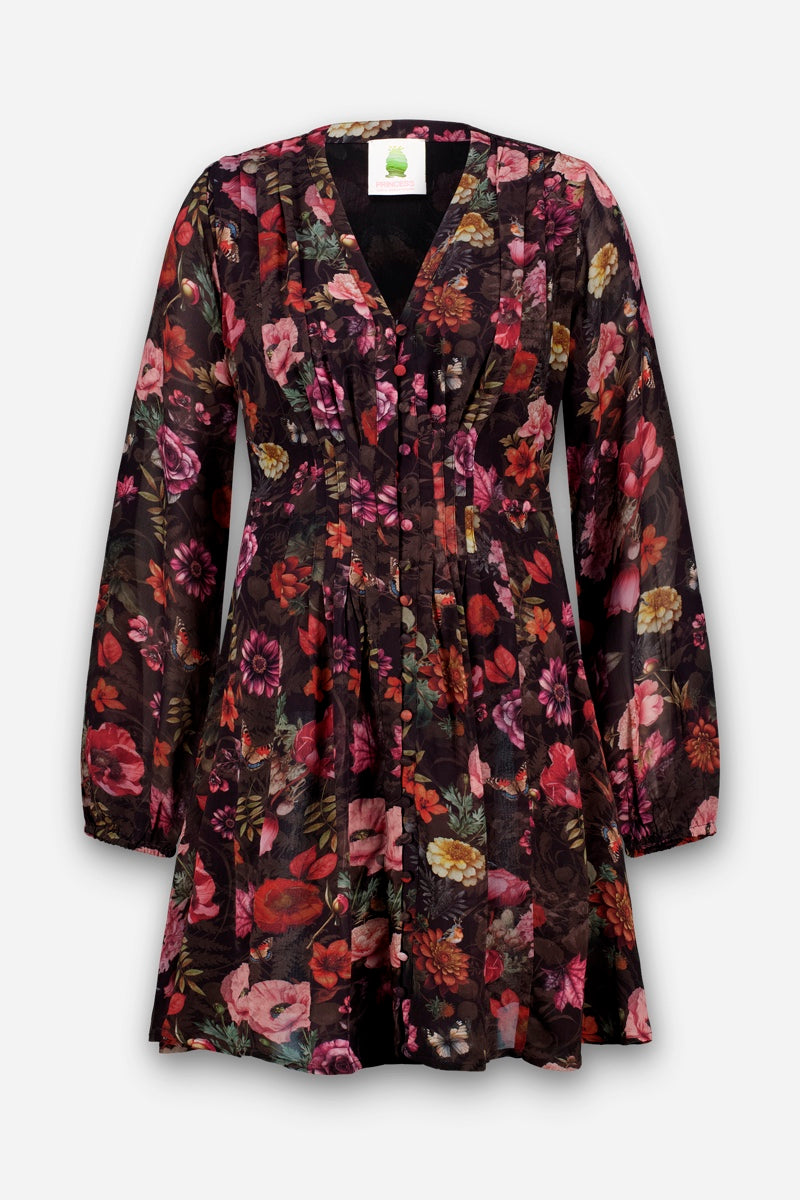 Dieses langärmelige Minikleid mit V-Ausschnitt besticht durch einen dunklen, transparenten Überrock, der mit einem lebhaften Blumenprint in Rot-, Rosa-, Lila- und Gelbtönen verziert ist. Das Kleid hat eine geraffte Taille, Knopfdetails auf der Vorderseite und einen fließenden Rock.