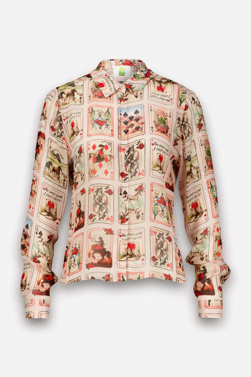 Transparente Langarm-Hemdbluse mit klassischem Kragen und einem farbenfrohen Western-Karten-Print, der Vintage-Spielkarten mit Blumen, Pferden und Herzen zeigt. Diese transparente Bluse hat sichtbare Knöpfe an der Vorderseite und einen leicht taillierten Schnitt. Der Hintergrund ist cremefarben.