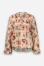 Eine langärmelige, hellrosa, fließende Bluse besticht durch ihre lockere Passform und ein Muster aus farbenfrohen Western-Karten-Prints. Die Bluse hat einen Rundhalsausschnitt mit Bindeband und dezenten Falten, was ihr einen fließenden, lässigen Look verleiht.