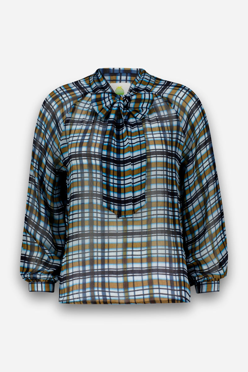 Eine transparente, langärmelige, locker sitzende Bluse mit einem Karomuster in Blau, Schwarz, Weiß und Gelb. Sie zeichnet sich durch eine lockere Passform, geraffte Ärmelbündchen und eine Schleife am Kragen aus. Der Stoff wirkt leicht und ist leicht durchscheinend.