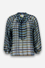 Eine transparente, langärmelige, locker sitzende Bluse mit einem Karomuster in Blau, Schwarz, Weiß und Gelb. Sie zeichnet sich durch eine lockere Passform, geraffte Ärmelbündchen und eine Schleife am Kragen aus. Der Stoff wirkt leicht und ist leicht durchscheinend.