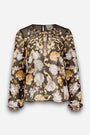 Transparente schwarze Seidenbluse mit langen Ärmeln und lockerem Schnitt, verziert mit einem floralen Blumenprint in Gelb, Weiß und Beige. Die transparente Bluse besticht durch einen gerafften Ausschnitt, einen Schlüssellochausschnitt am Rücken mit Knopf sowie geraffte Ärmelbündchen. Die Bluse ist ungefüttert, lediglich im Brustbereich.
