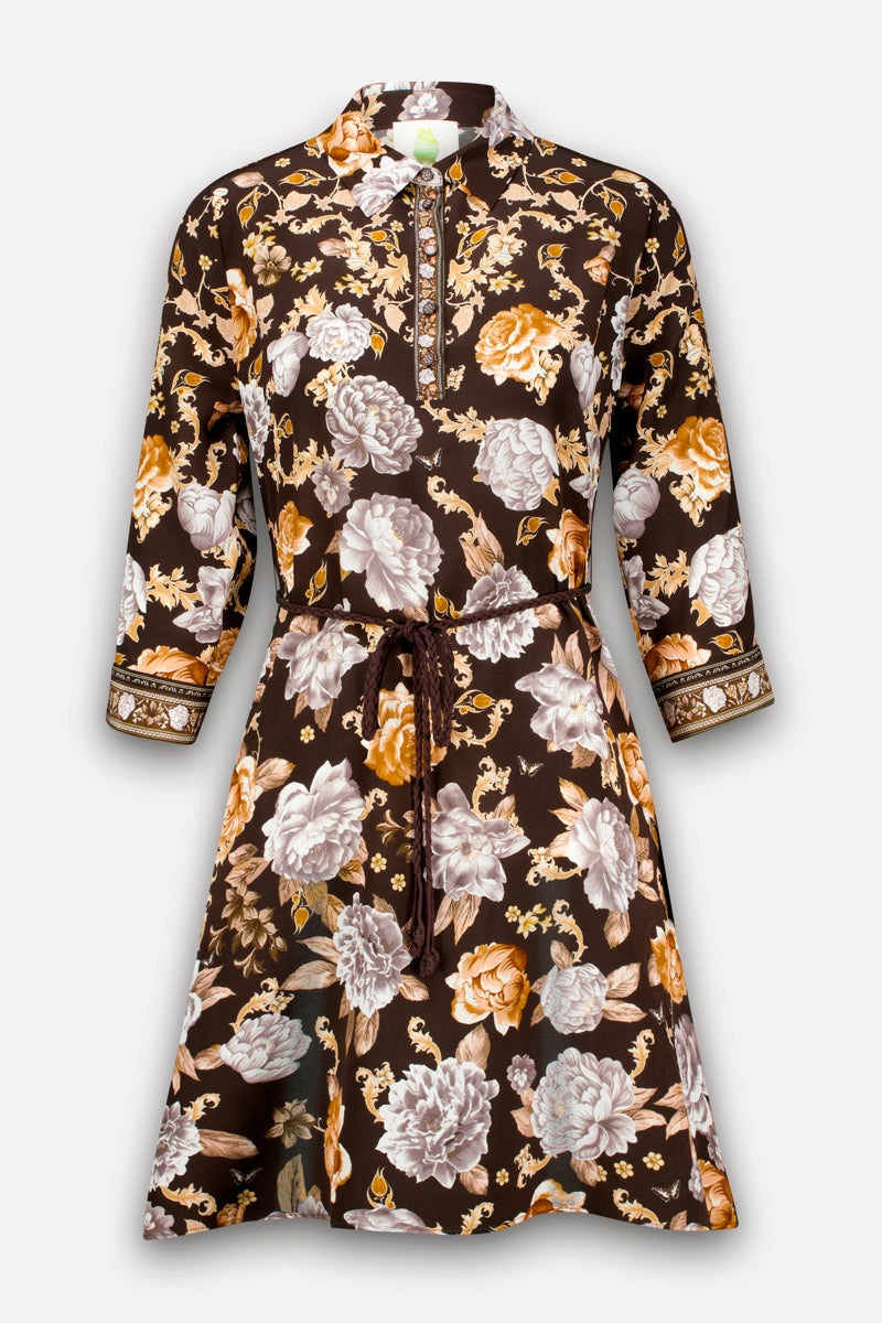 Ein knielanges, braunes Seidenminikleid mit einem bezaubernden Blumenprint in Weiß-, Gelb- und Beigetönen. Das Kleid verfügt über einen Kragen, eine geknöpfte Knopfleiste, 3/4-Ärmel mit bedruckten Manschetten und einen stilvollen Flechtgürtel in der Taille. Der Hintergrund ist einfarbig hellgrau.