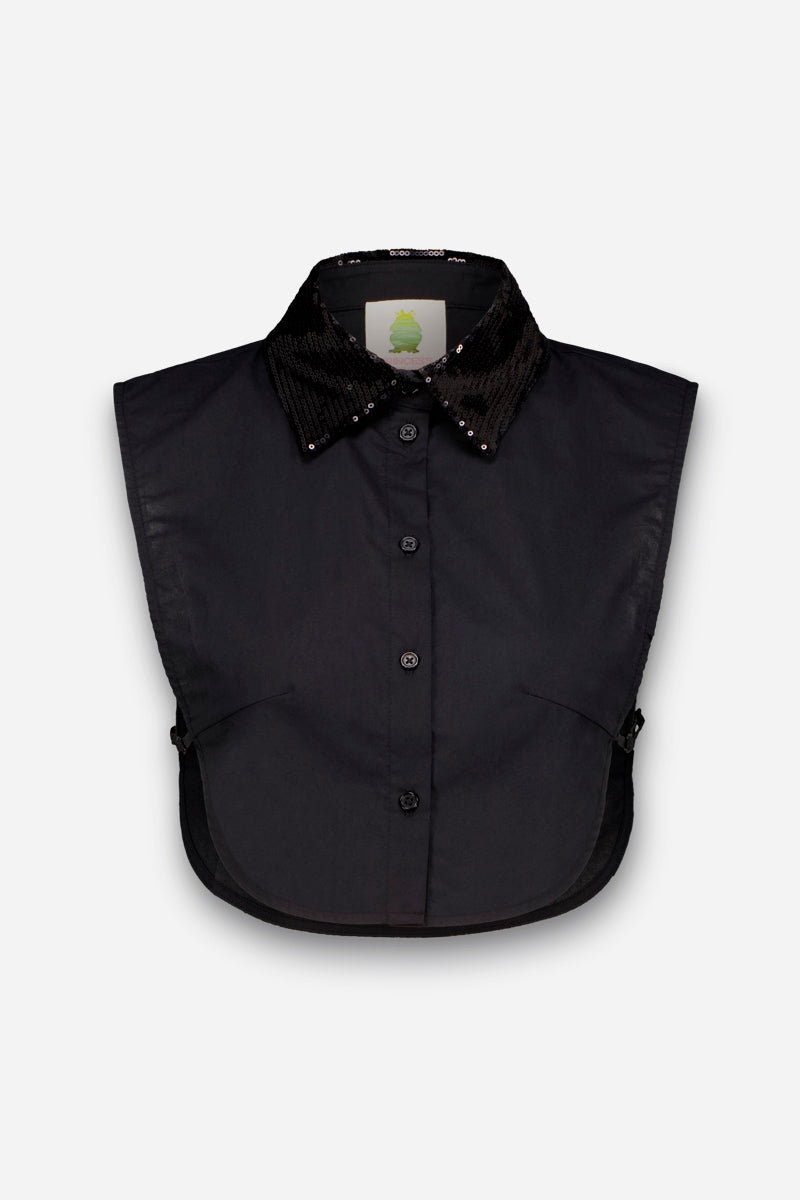 Ein schwarzer, abnehmbarer Hemdkragen mit Button-Down-Verschluss, einem mit Pailletten verzierten Krageneinsatz und verstellbaren Seitengurten für einen schicken Blusen-Look. Das aus weicher Baumwolle gefertigte Kleidungsstück wird vor einem schlichten weißen Hintergrund präsentiert.