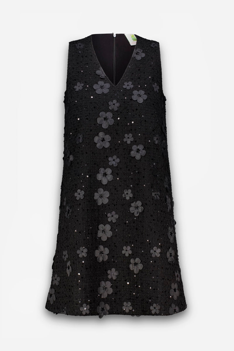 Ein schwarzes, ärmelloses Etuikleid im Minilängen-Stil mit V-Ausschnitt. Das Kleid ist mit kleinen, dunklen Blumenapplikationen und vereinzelten Pailletten verziert und weist durchgehend 3D-Blumen auf.