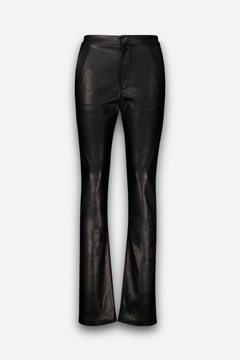 Schwarze vegane Lederhose für Damen, abgebildet vor weißem Hintergrund. Diese Damenhose hat eine mittelhohe Taille, eine figurbetonte Passform an Hüften und Oberschenkeln sowie leicht ausgestellt Beine. Die gerade geschnittene Hose ist vorne mit einem verdeckten Reißverschluss und einem Knopfverschluss versehen.