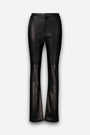 Schwarze vegane Lederhose für Damen, abgebildet vor weißem Hintergrund. Diese Damenhose hat eine mittelhohe Taille, eine figurbetonte Passform an Hüften und Oberschenkeln sowie leicht ausgestellt Beine. Die gerade geschnittene Hose ist vorne mit einem verdeckten Reißverschluss und einem Knopfverschluss versehen.