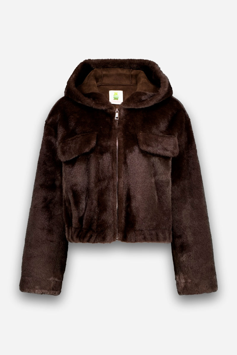 Eine dunkelbraune Kunstfelljacke mit Kapuze, langen Ärmeln, einem Reißverschluss vorne und zwei Brusttaschen mit Patte. Die Jacke hat eine kurze, taillierte Passform und einen elastischen Saum. Im Kragenbereich ist ein weißes Etikett mit einem grünen Baum-Logo zu sehen.