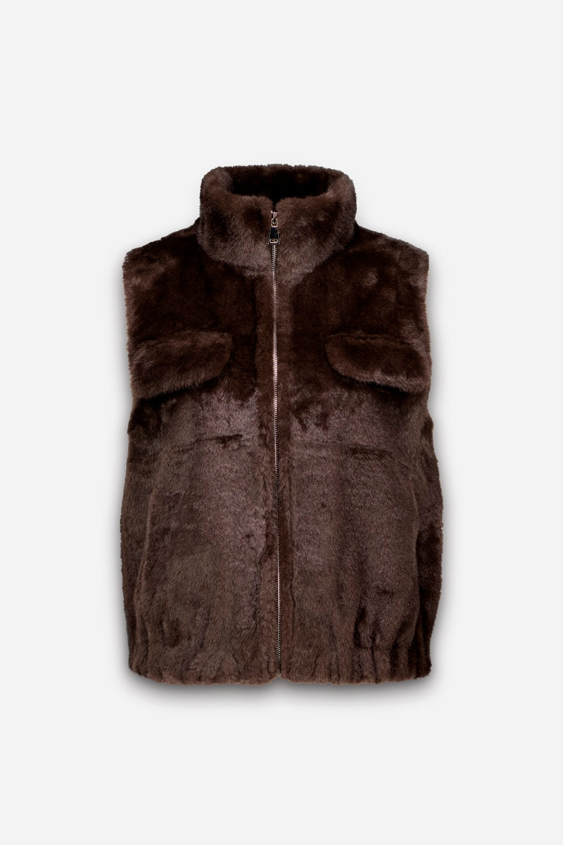 Dunkelbraune Kunstfellweste mit hohem Stehkragen, Reißverschluss vorne und zwei Pattentaschen auf der Brust. Die Weste zeichnet sich durch eine flauschige, weiche Textur und einen leicht gerafften Saum aus. Der Hintergrund ist einfarbig hellgrau.