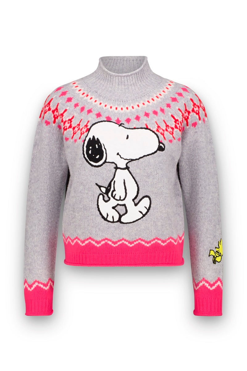 Ein hellgrauer Pullover aus Merinowolle mit einem großen Snoopy-Aufdruck auf der Vorderseite, rosa und roten Zickzackmustern im norwegischen Stil an den Ärmelbündchen, am Saum und an den Schultern sowie einer kleinen Woodstock-Illustration im Taillenbereich. Der Pullover ist mit einem gerippten Stehkragen versehen, der für zusätzlichen Tragekomfort sorgt.