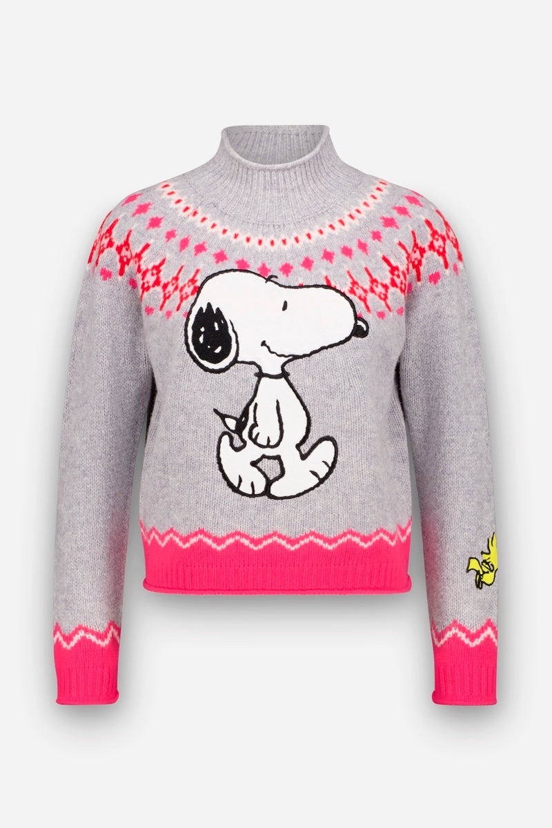 Ein grauer Pullover aus Merinowolle besticht durch einen großen Snoopy-Aufdruck auf der Vorderseite, rosa und rote Muster im norwegischen Stil im Schulter- und Saumbereich sowie ein kleines Woodstock-Motiv an der unteren Seite. Der Pullover hat lange Ärmel und einen gerippten Rollkragen.