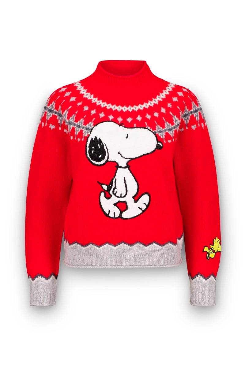 Ein roter Pullover mit weißen Zickzackmustern im norwegischen Stil, mit einem großen Snoopy-Aufdruck auf der Vorderseite und einem kleinen Woodstock auf dem linken Ärmel. Die Ärmelbündchen, der Saum und der Halsausschnitt sind grau und bilden einen Kontrast zu dem farbenfrohen, verspielten Design. Der Pullover ist aus weichem Merinowolle-Stoff gefertigt und bietet sowohl Komfort als auch Stil.