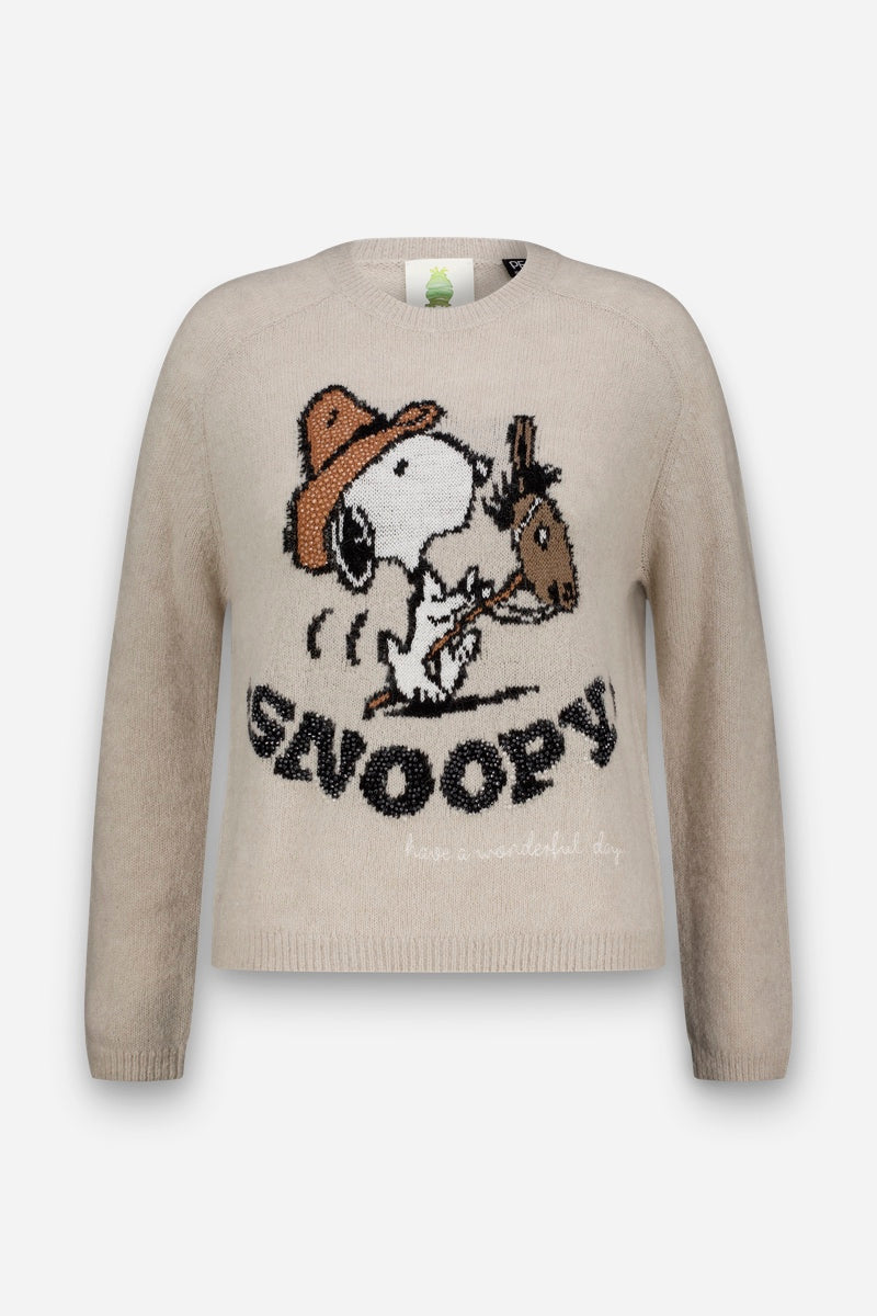 Beiger Snoopy-Pullover mit einem Motiv, auf dem Snoopy mit einem braunen Hut auf einem Spielzeugpferd reitet. Unterhalb des Bildes steht in fetter schwarzer Schrift „SNOOPY“, darunter in weißer Kursivschrift „have a wonderful day“. Dieser kuschelige Pullover aus Alpaka-Wolle hat einen Rundhalsausschnitt und lange Ärmel und bietet sowohl Tragekomfort als auch einen verspielten Stil.