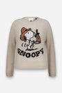 Beiger Snoopy-Pullover mit einem Motiv, auf dem Snoopy mit einem braunen Hut auf einem Spielzeugpferd reitet. Unterhalb des Bildes steht in fetter schwarzer Schrift „SNOOPY“, darunter in weißer Kursivschrift „have a wonderful day“. Dieser kuschelige Pullover aus Alpaka-Wolle hat einen Rundhalsausschnitt und lange Ärmel und bietet sowohl Tragekomfort als auch einen verspielten Stil.